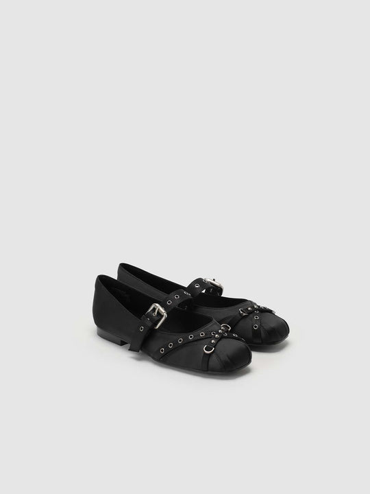 Textile Upper Grommeted Buckle Strap Detailing With Slight Stretch And Medium Thickness Shoes