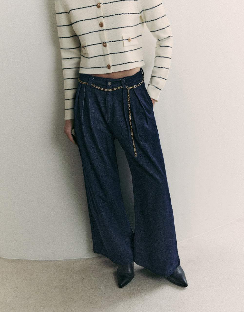 Wide-Leg Jeans With Chain