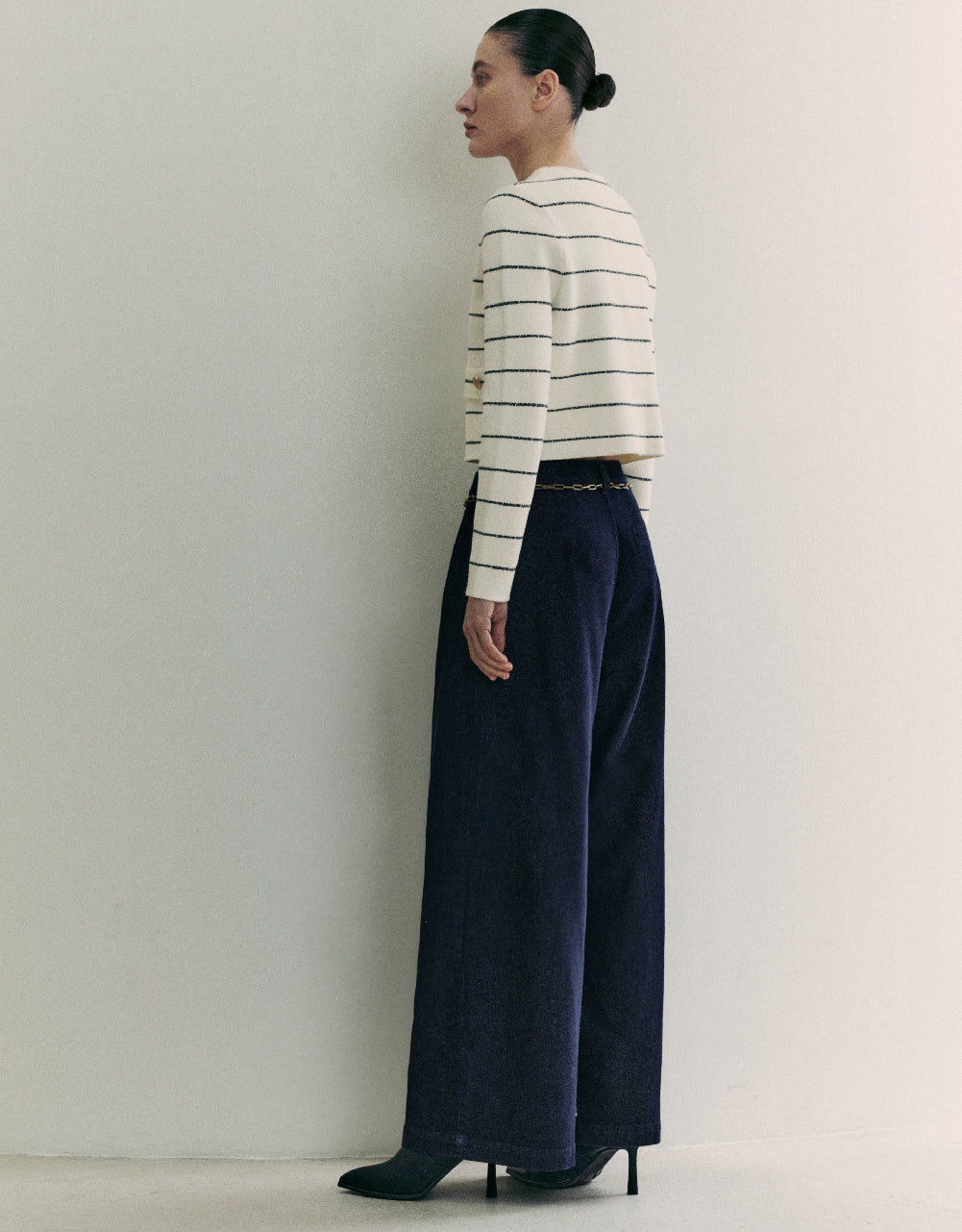 Wide-Leg Jeans With Chain