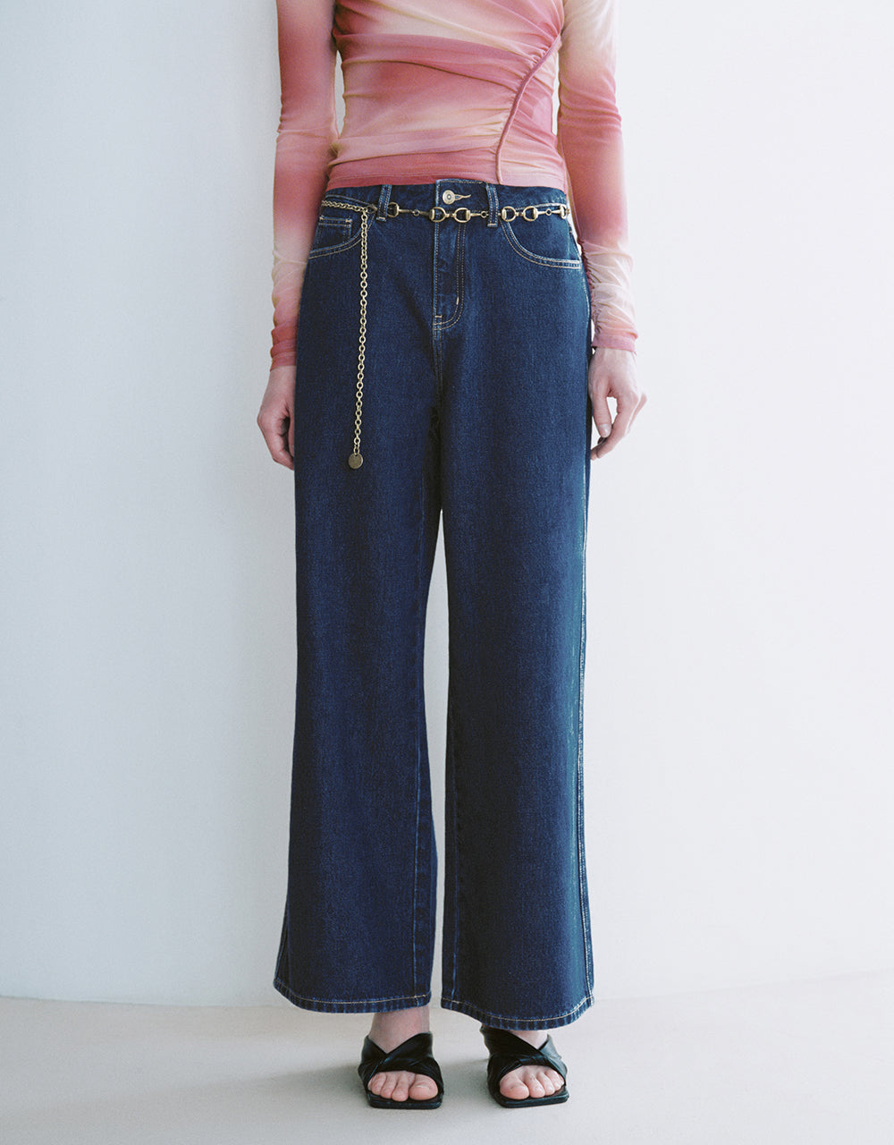 Wide-Leg Jeans With Chained Belt