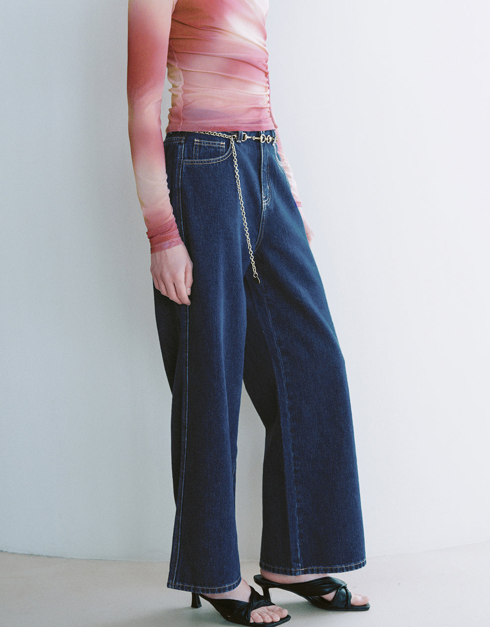Wide-Leg Jeans With Chained Belt