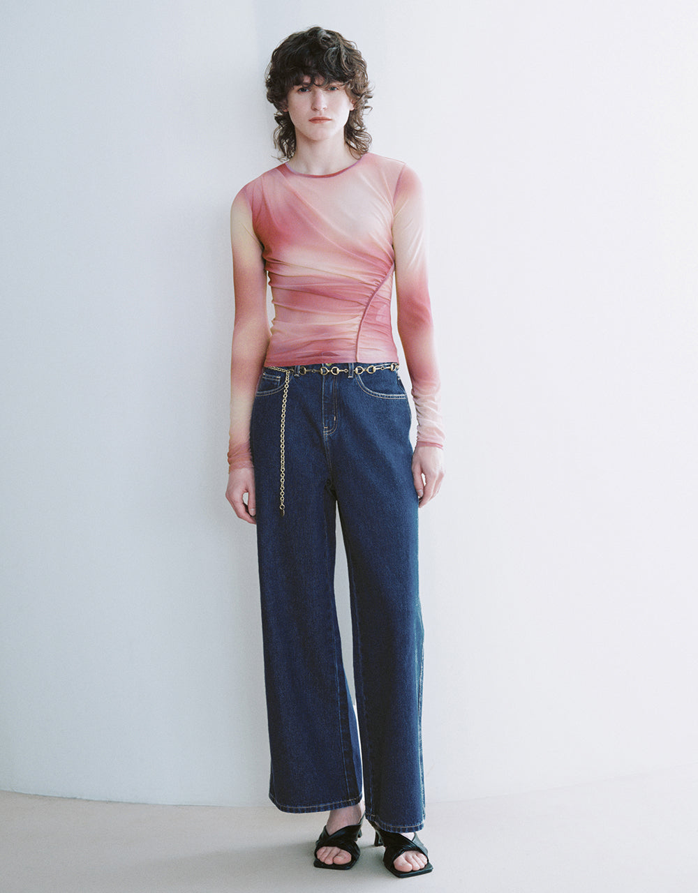 Wide-Leg Jeans With Chained Belt