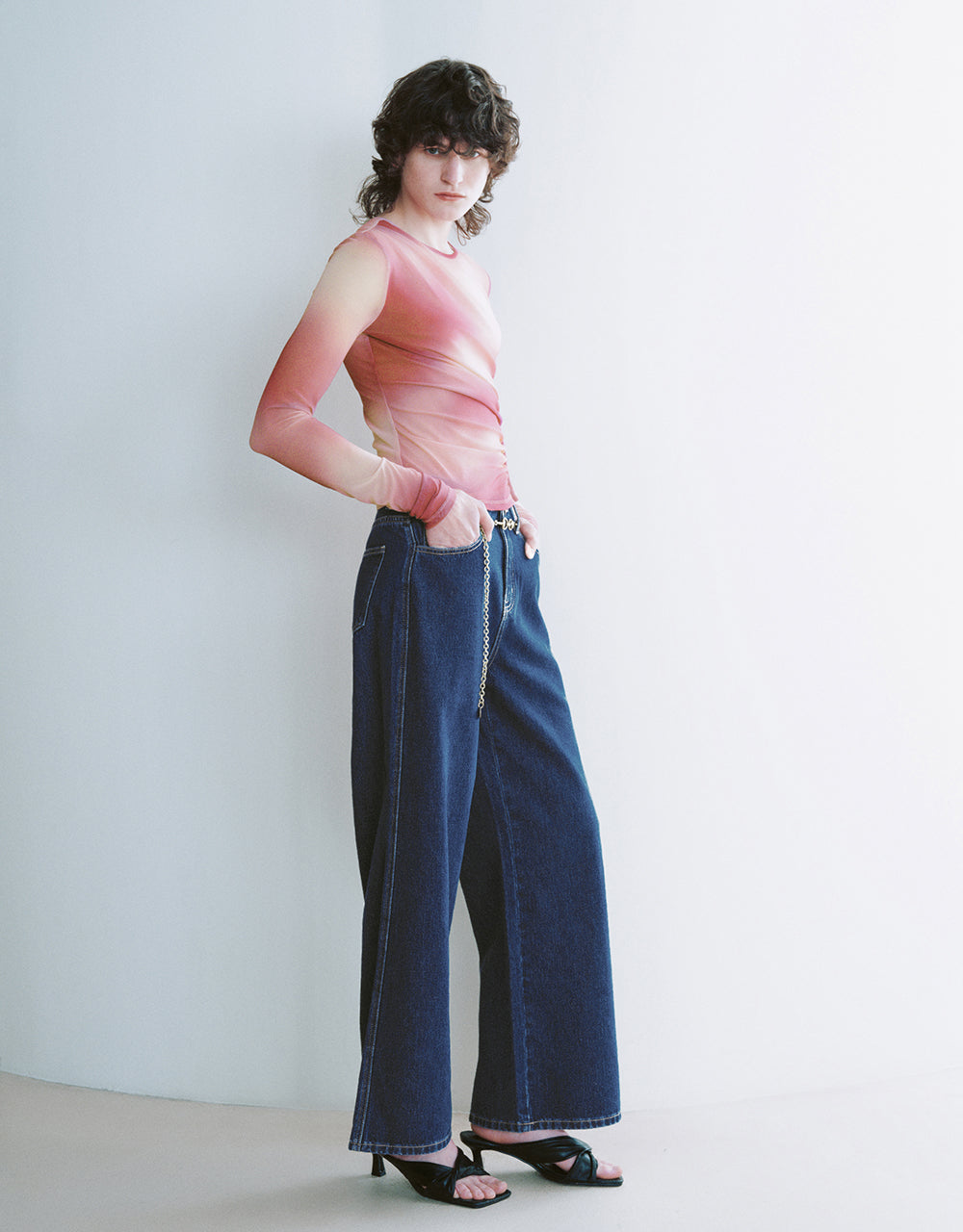Wide-Leg Jeans With Chained Belt