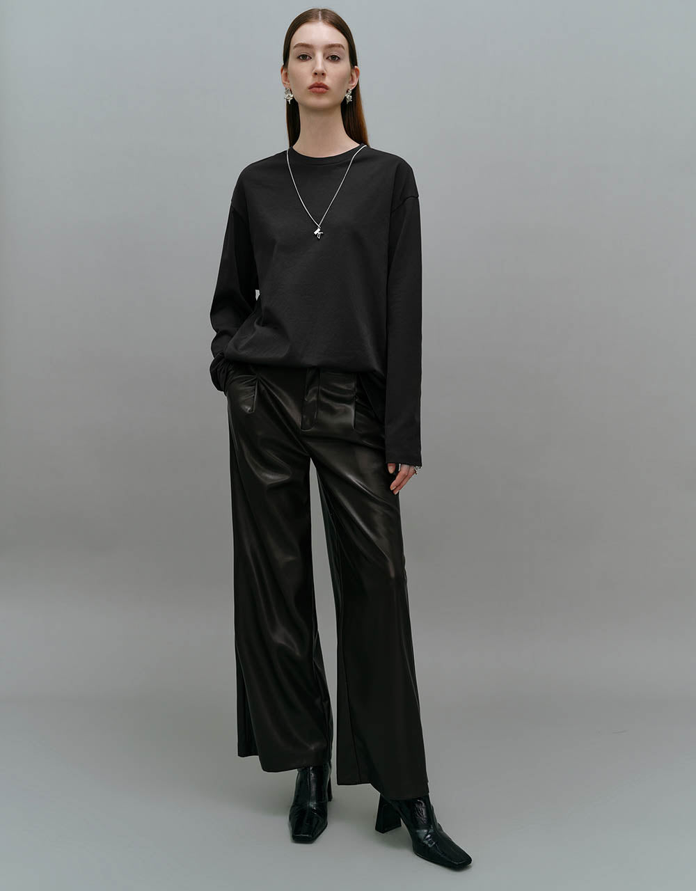 Crew Neck Loose T-Shirt With Necklace