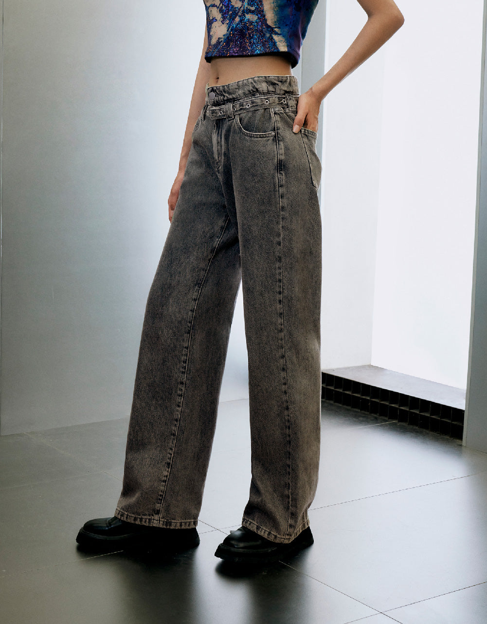 Wide-Leg Jeans With Belt