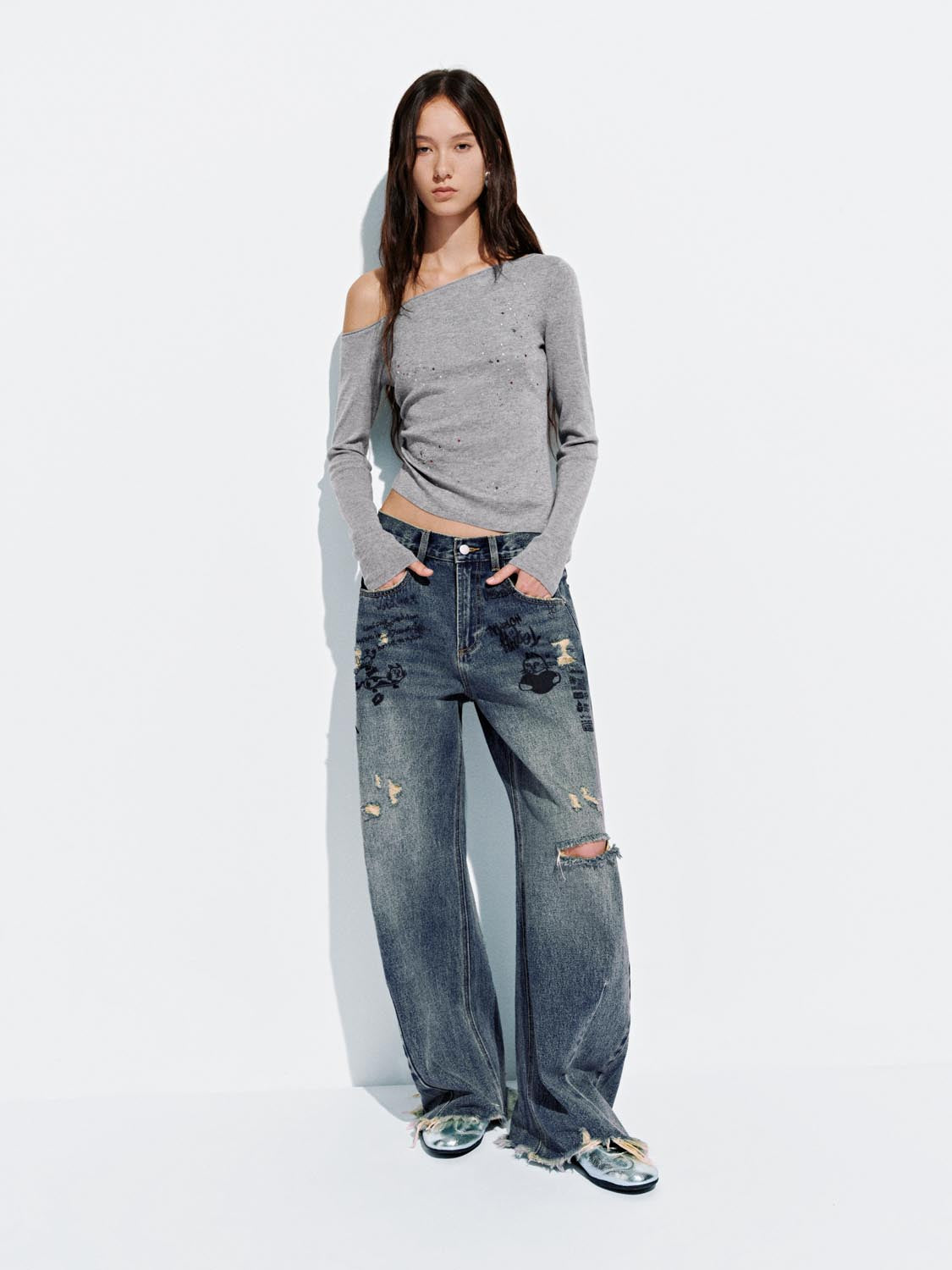 Ripped Loose Barrel Jeans