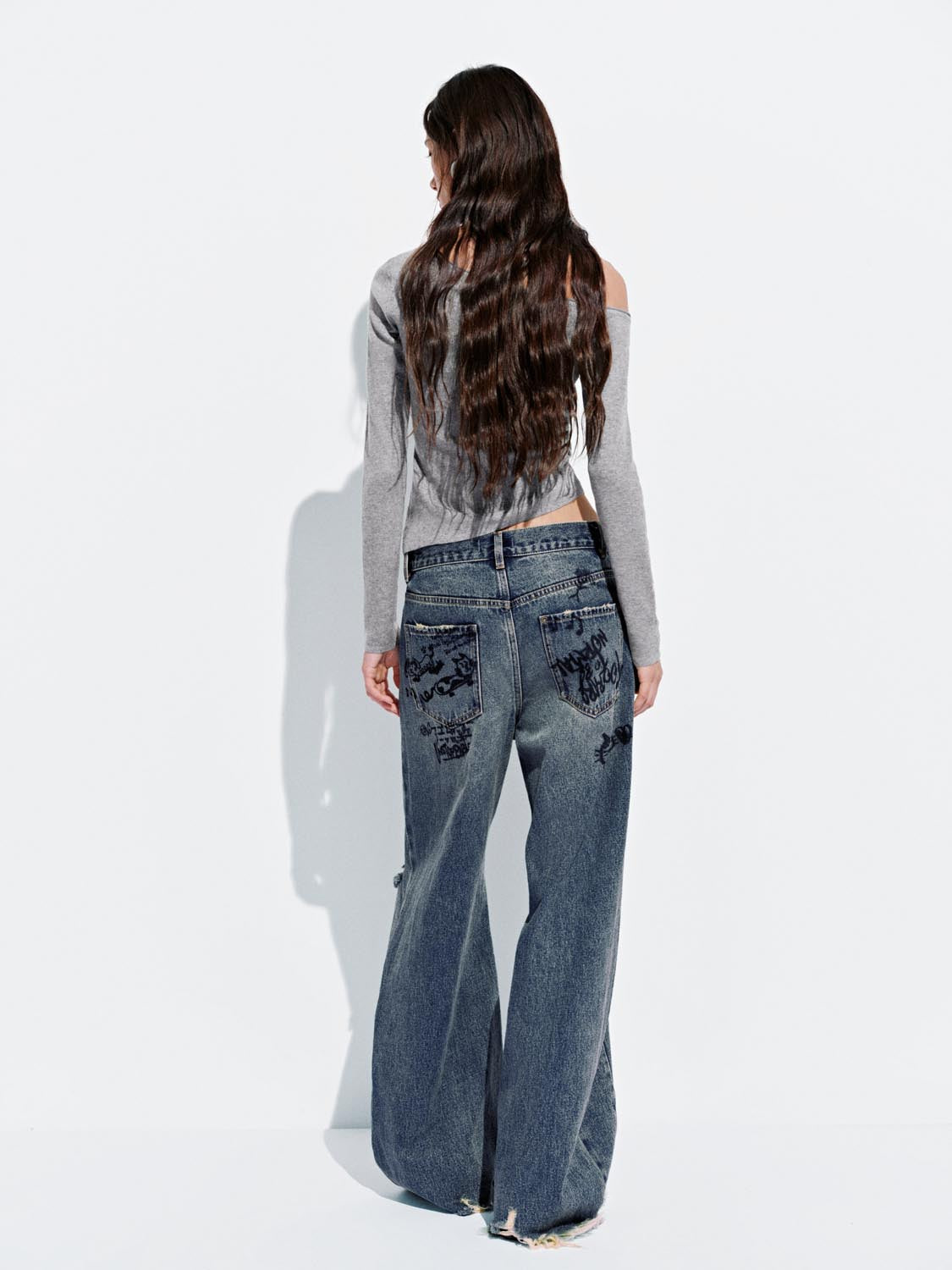 Ripped Loose Barrel Jeans