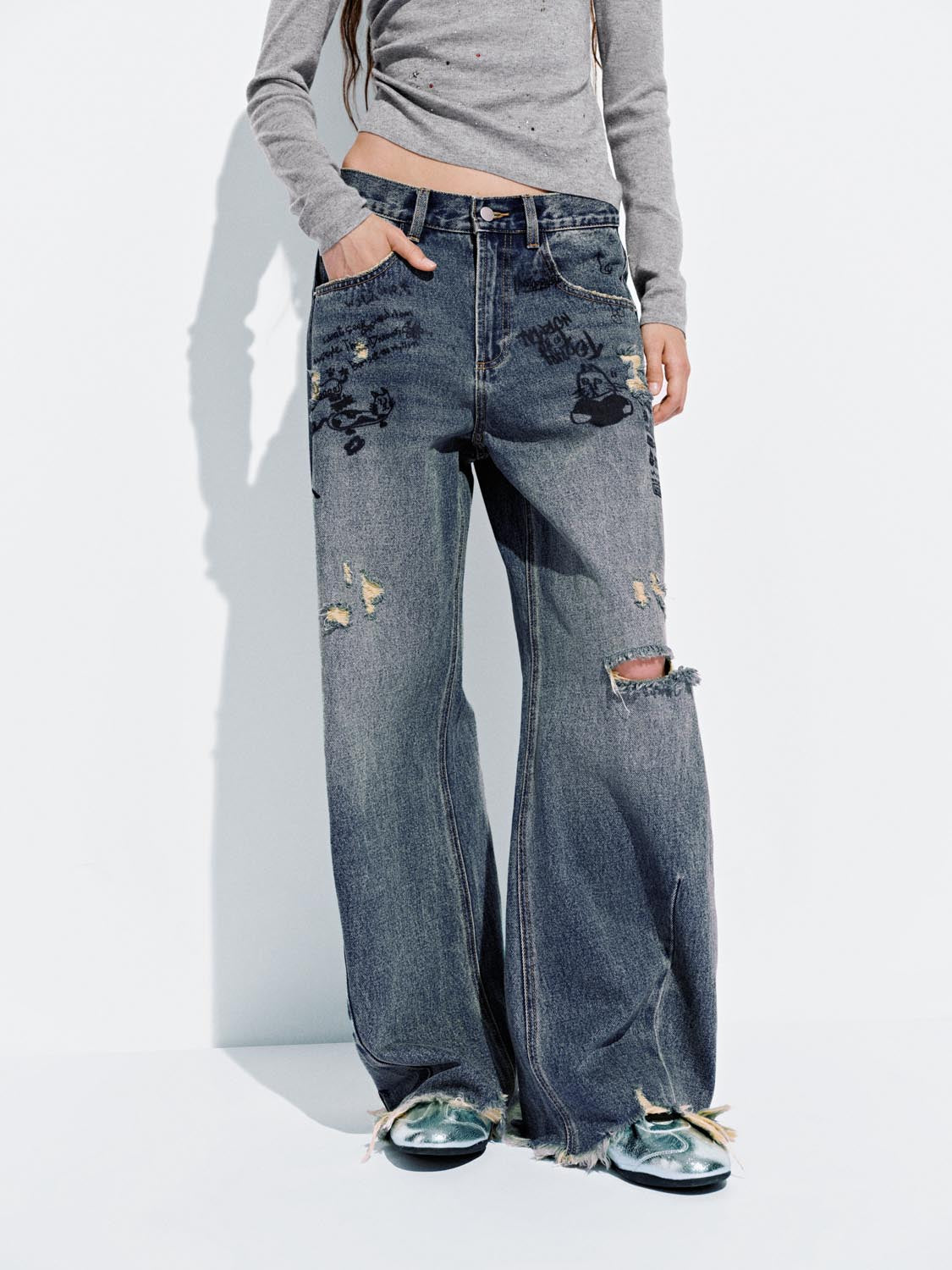 Ripped Loose Barrel Jeans