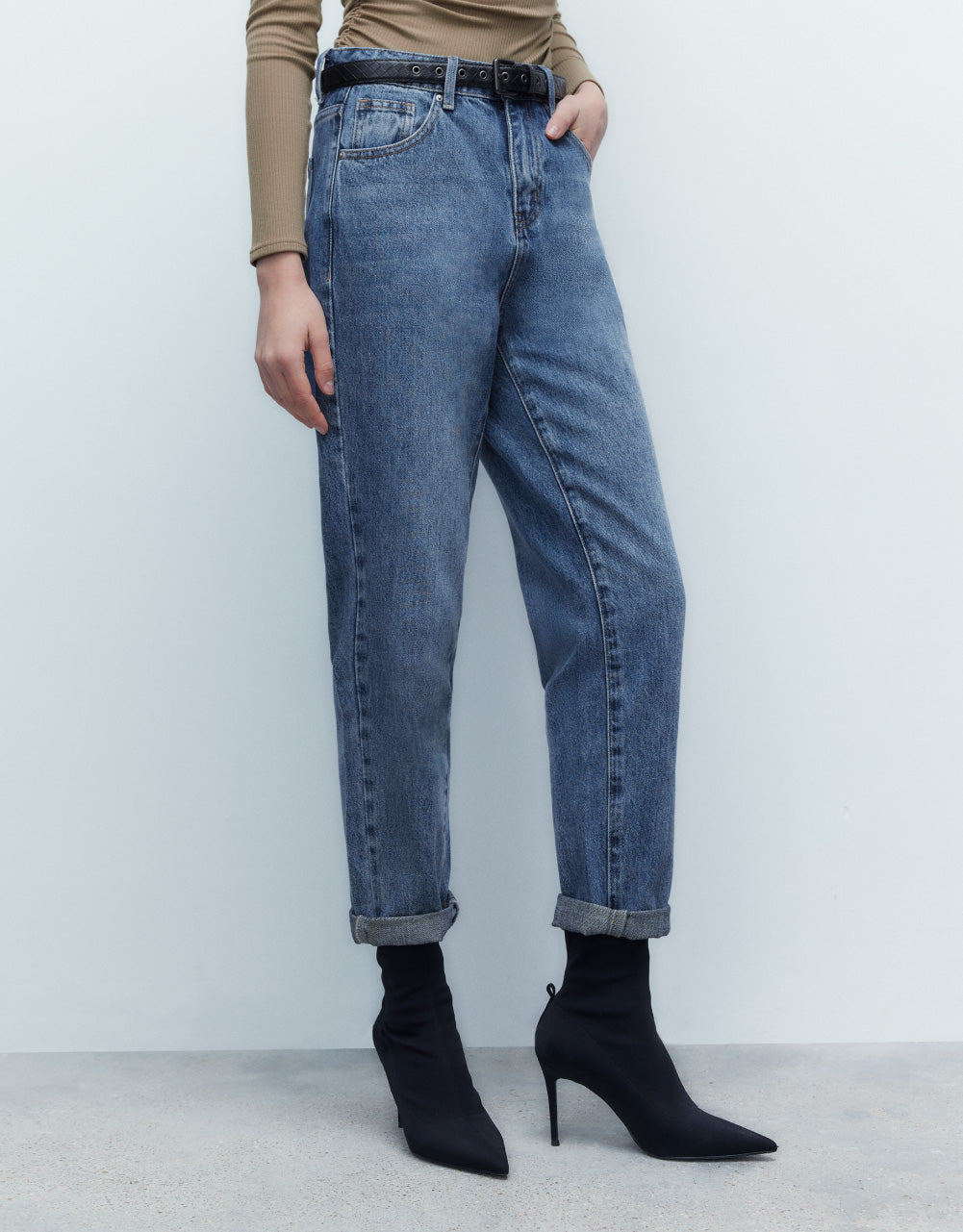Mid Waist Carrot Fit Jeans