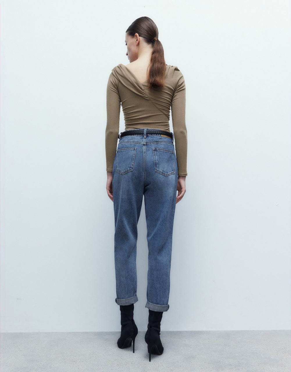 Mid Waist Carrot Fit Jeans