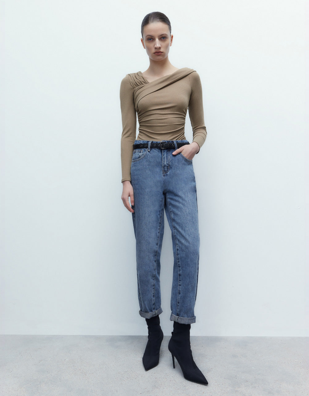 Mid Waist Carrot Fit Jeans