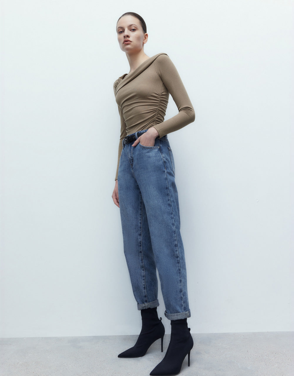 Mid Waist Carrot Fit Jeans