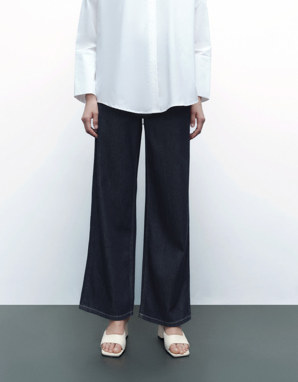 Wide-Leg Jeans With Buckled Belt