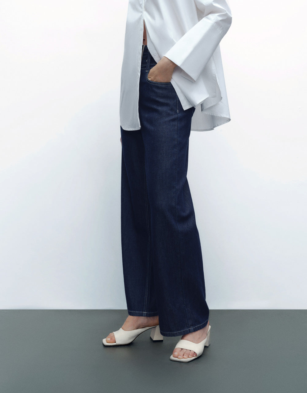 Wide-Leg Jeans With Buckled Belt