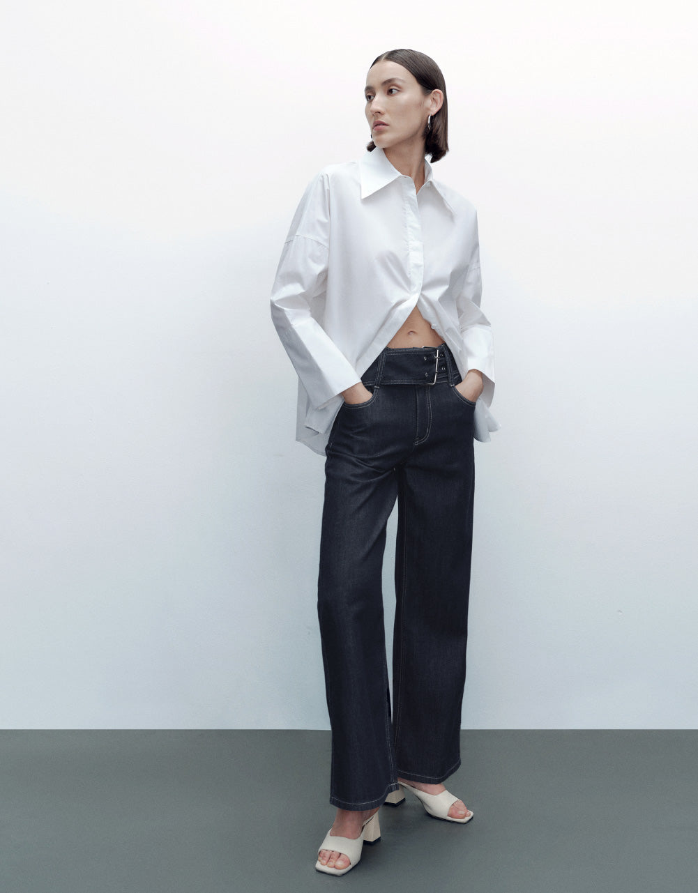 Wide-Leg Jeans With Buckled Belt