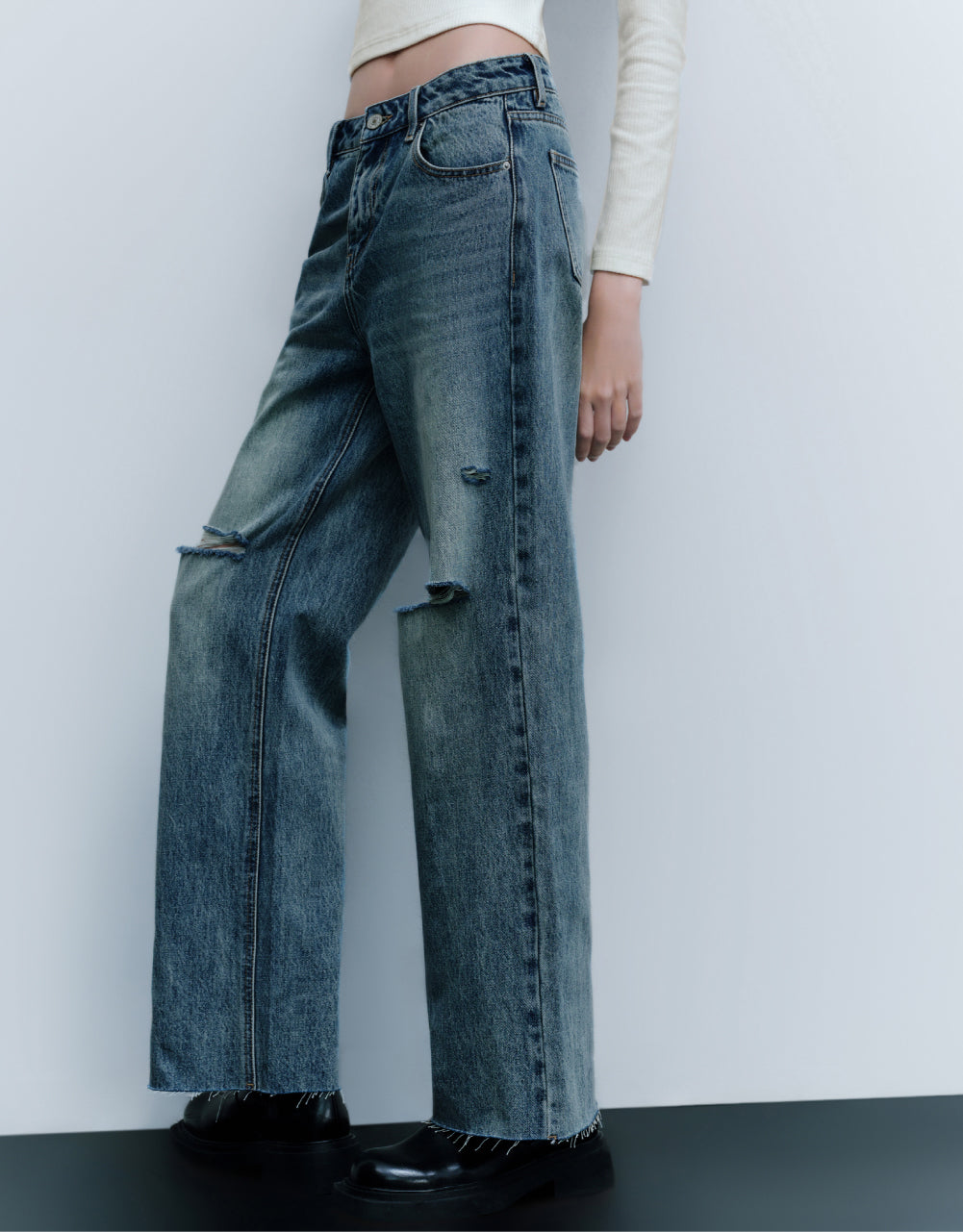 Mid-Waist Frayed Jeans
