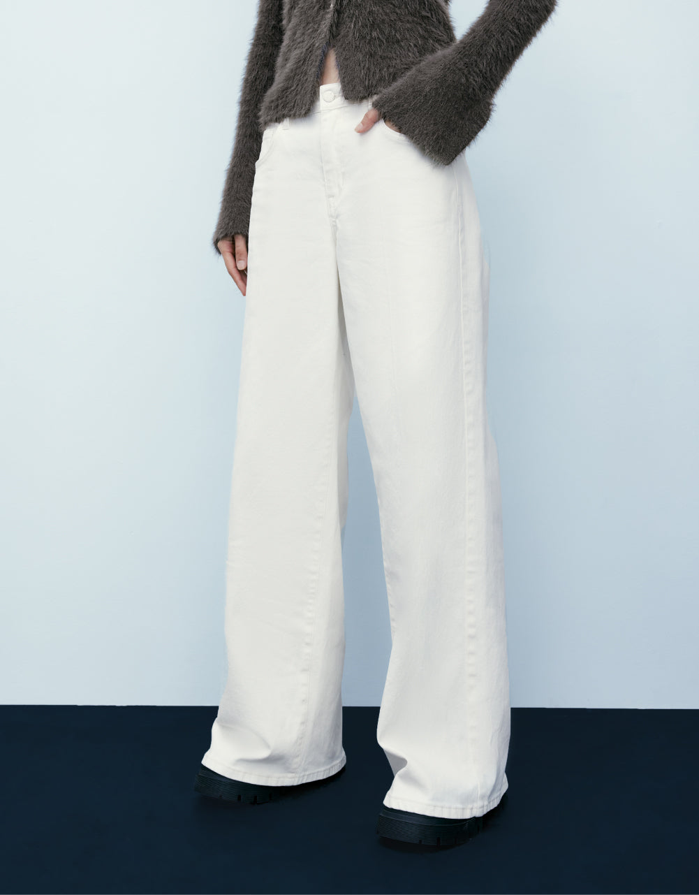 Mid-Waist Wide-Leg Jeans